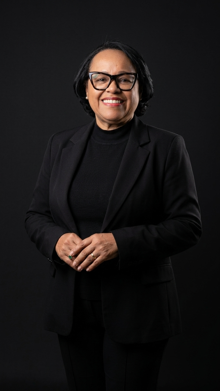 Retrato da advogada Celeste Anjos de terno preto, corpo inteiro